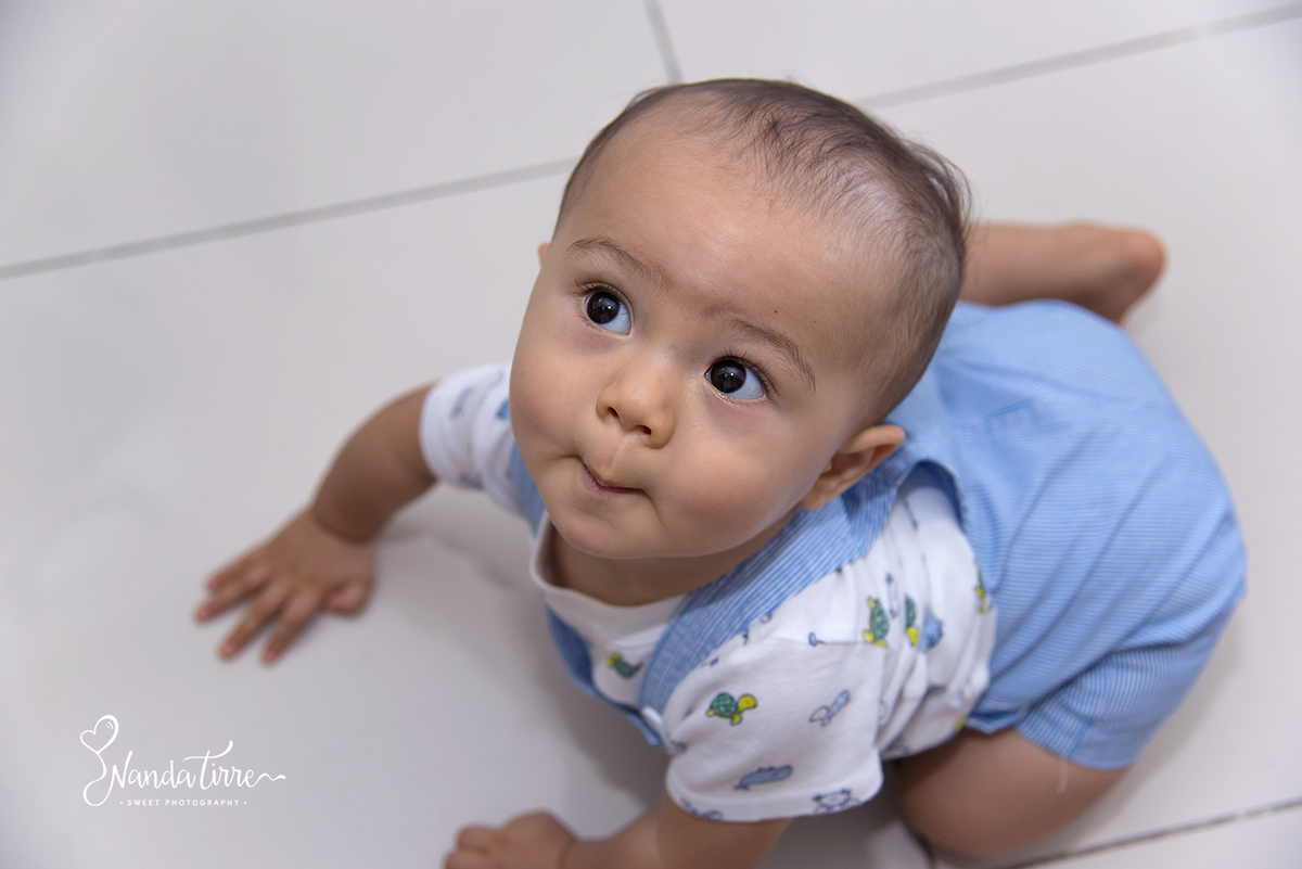 bebê-baby-fotografia-fotógrafo-foto-book-ensaio-fotográfico-estúdio-nanda-tirre-photo-acompanhamento-mãe-pai-rio-de-janeiro-rj-lifestyle-photography-photographer-RJ-criança-família-kids-infância-infantil-mês-meses-fotógrafa-fotos-sessão-crescimento-casa