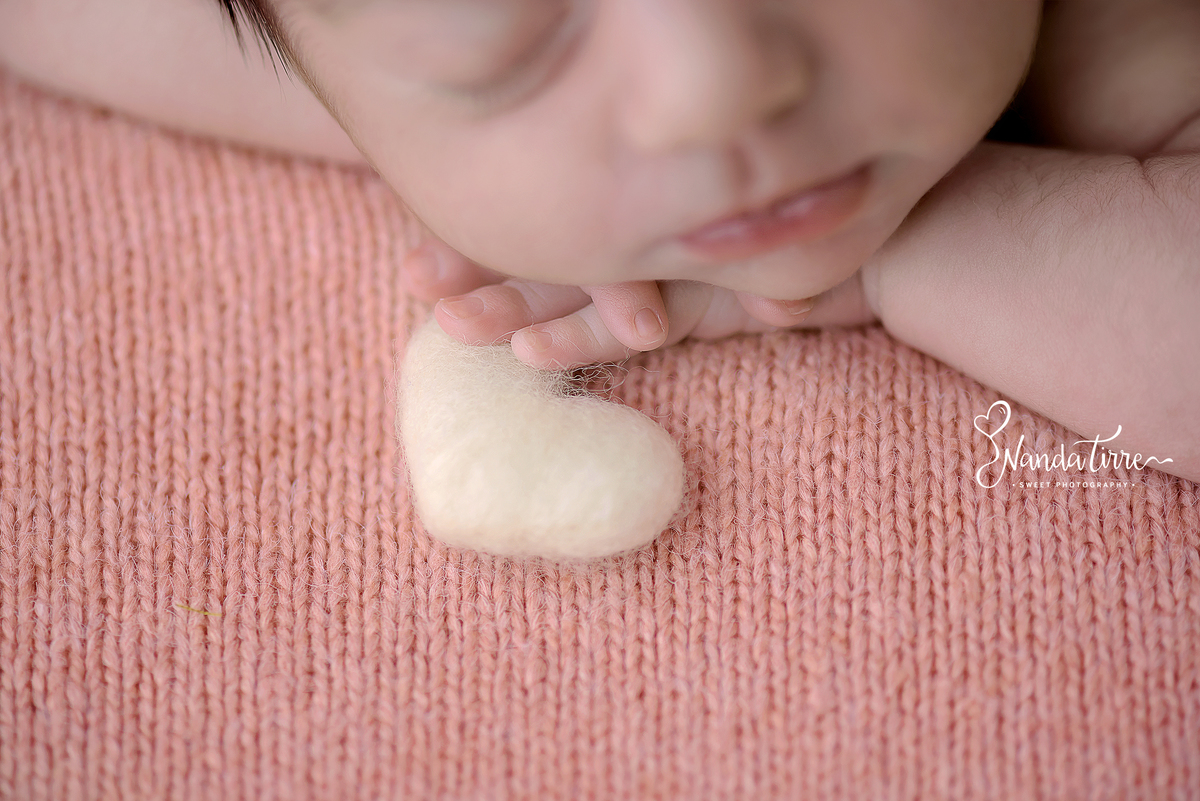 newborn-bebê-baby-fotografia-fotógrafo-foto-book-ensaio-fotográfico-estúdio-nanda-tirre-maternidade-perinatal-mãe-pai-grávida-gravidez-gestante-gestação-rio-de-janeiro-rj-parto-amamentação-RJ-recém-nascido-rio-recem-barra-da-tijuca-nascimento-fotos-nascer