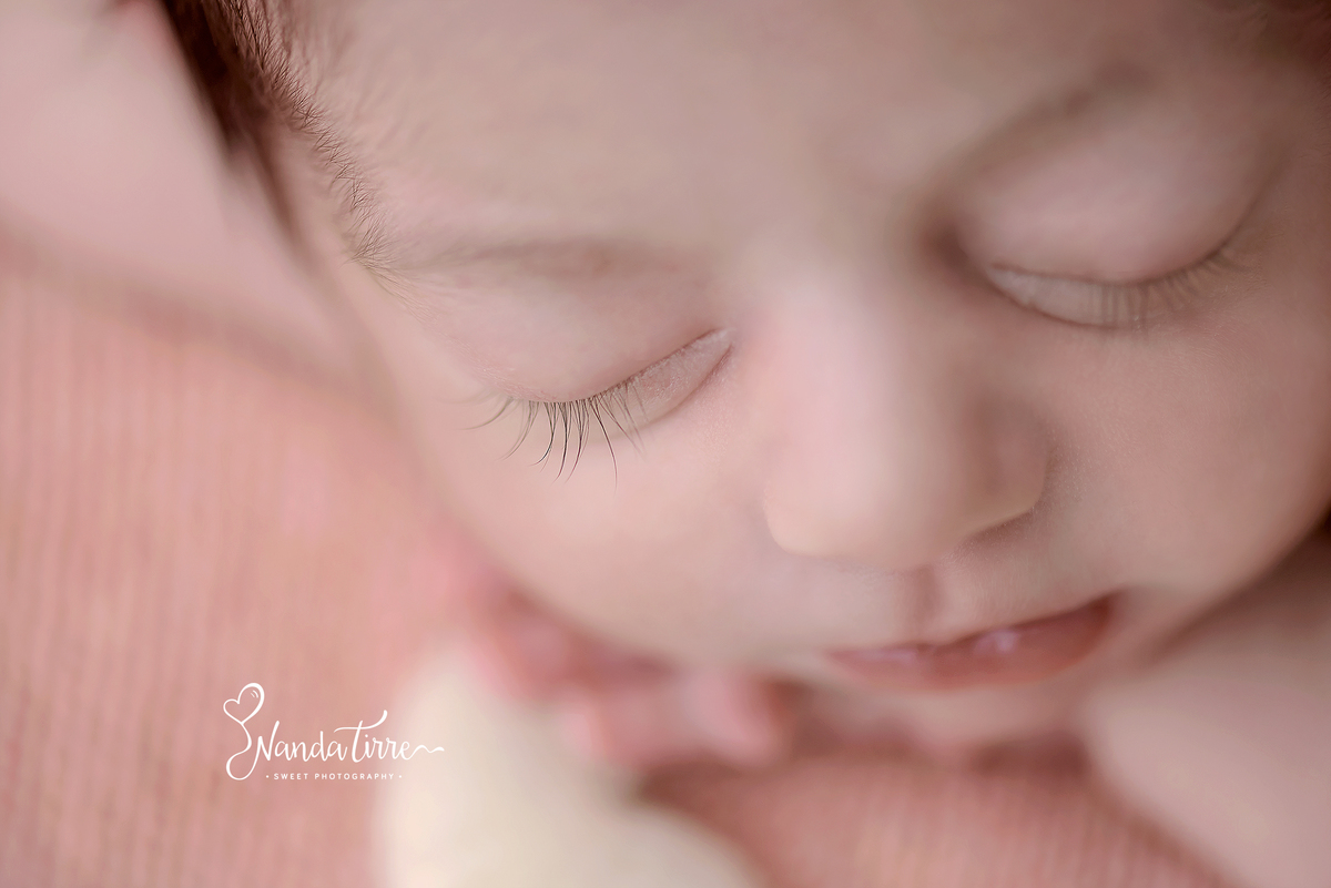 newborn-bebê-baby-fotografia-fotógrafo-foto-book-ensaio-fotográfico-estúdio-nanda-tirre-maternidade-perinatal-mãe-pai-grávida-gravidez-gestante-gestação-rio-de-janeiro-rj-parto-amamentação-RJ-recém-nascido-rio-recem-barra-da-tijuca-nascimento-fotos-nascer