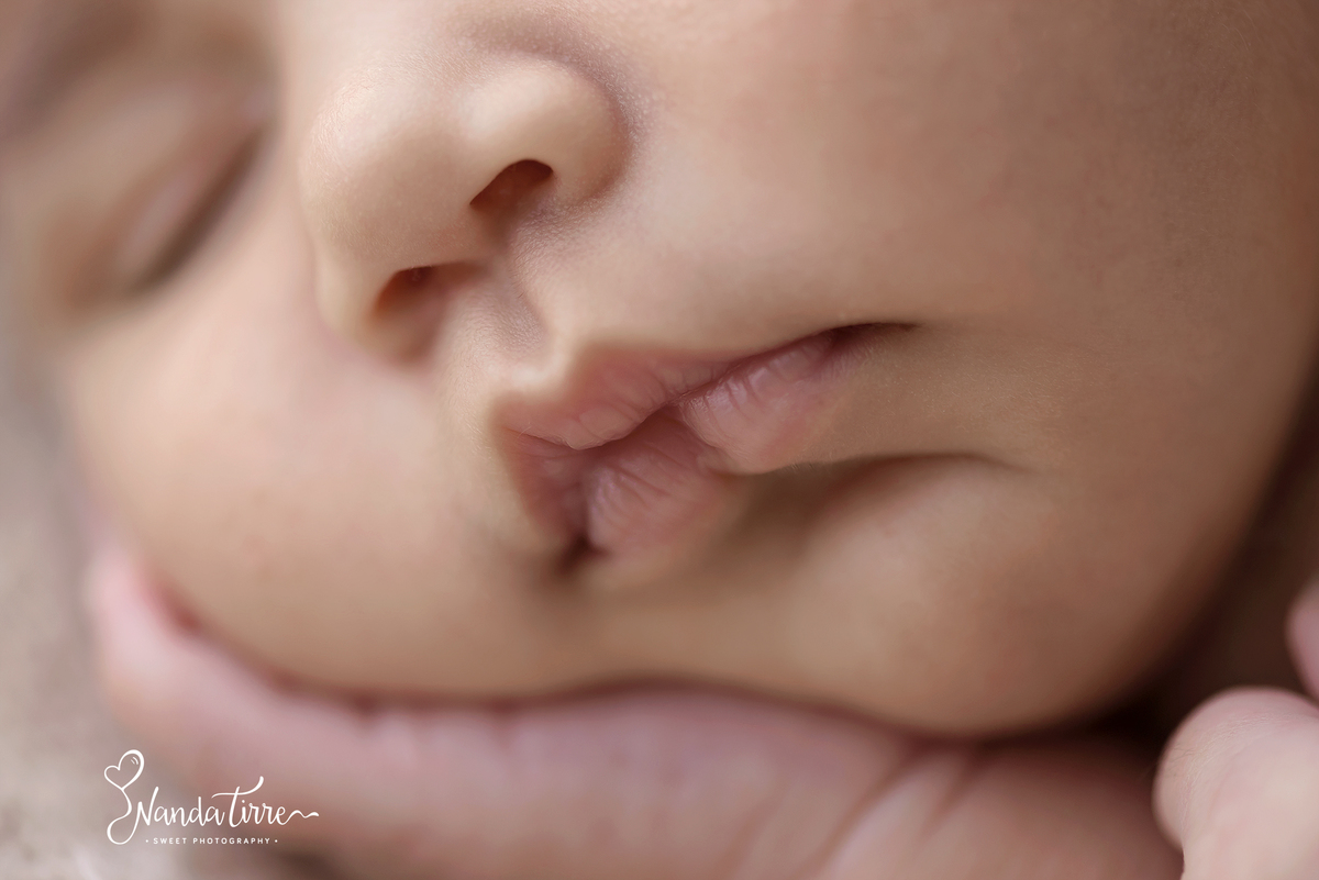 newborn-bebê-baby-fotografia-fotógrafo-foto-book-ensaio-fotográfico-estúdio-nanda-tirre-maternidade-perinatal-mãe-pai-grávida-gravidez-gestante-gestação-rio-de-janeiro-rj-parto-amamentação-RJ-recém-nascido-rio-recem-barra-da-tijuca-nascimento-fotos-nascer