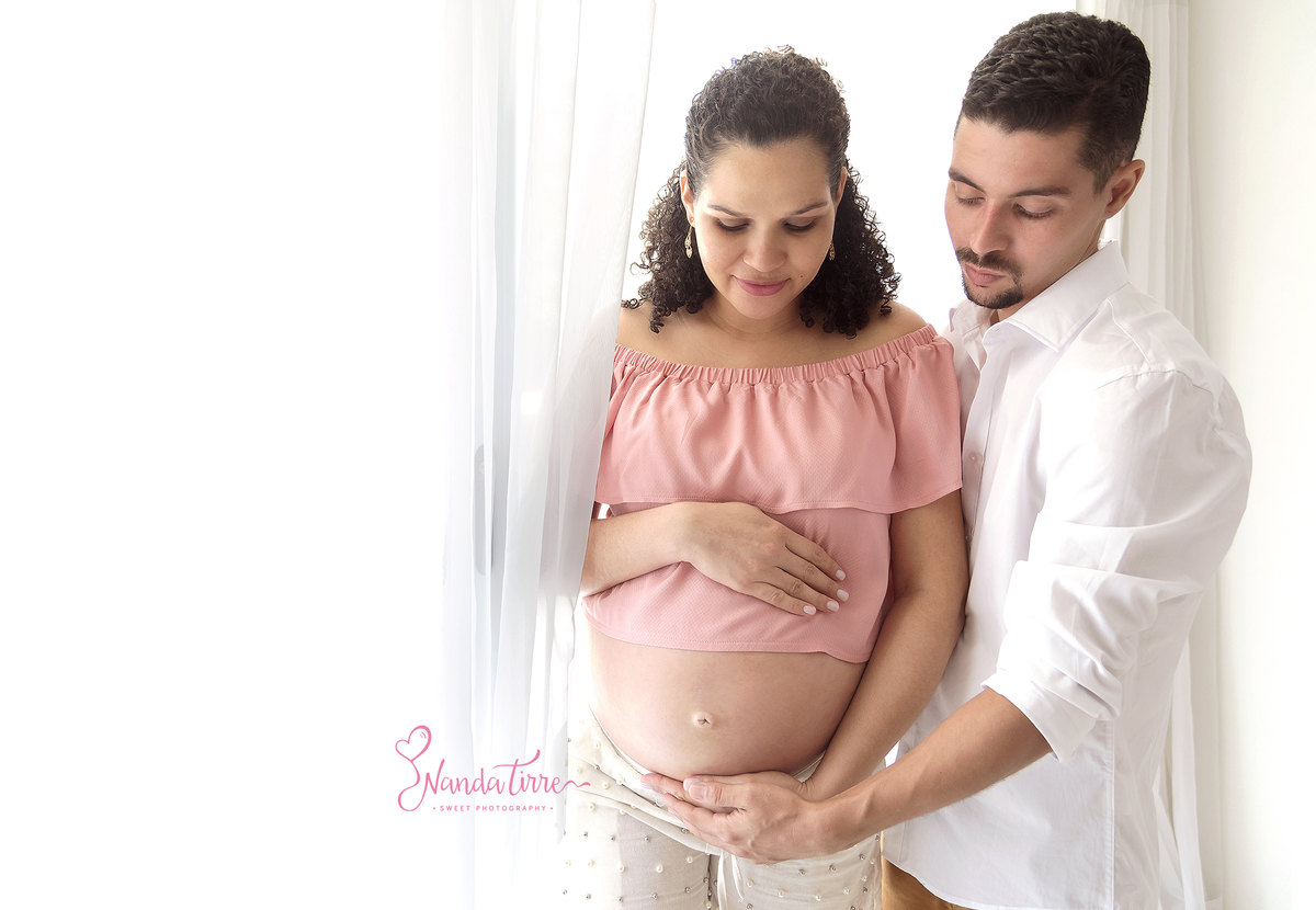 gravida-bebê-baby-fotografia-fotógrafo-foto-book-ensaio-fotográfico-estúdio-nanda-tirre-maternidade-perinatal-mãe-pai-gravidez-gestante-gestação-rio-de-janeiro-rj-parto-amamentação-RJ-newborn-recém-nascido-barra-da-tijuca-à-espera-casal-menina-menino