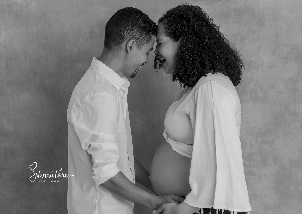 gravida-bebê-baby-fotografia-fotógrafo-foto-book-ensaio-fotográfico-estúdio-nanda-tirre-maternidade-perinatal-mãe-pai-gravidez-gestante-gestação-rio-de-janeiro-rj-parto-amamentação-RJ-newborn-recém-nascido-barra-da-tijuca-à-espera-casal-menina-menino