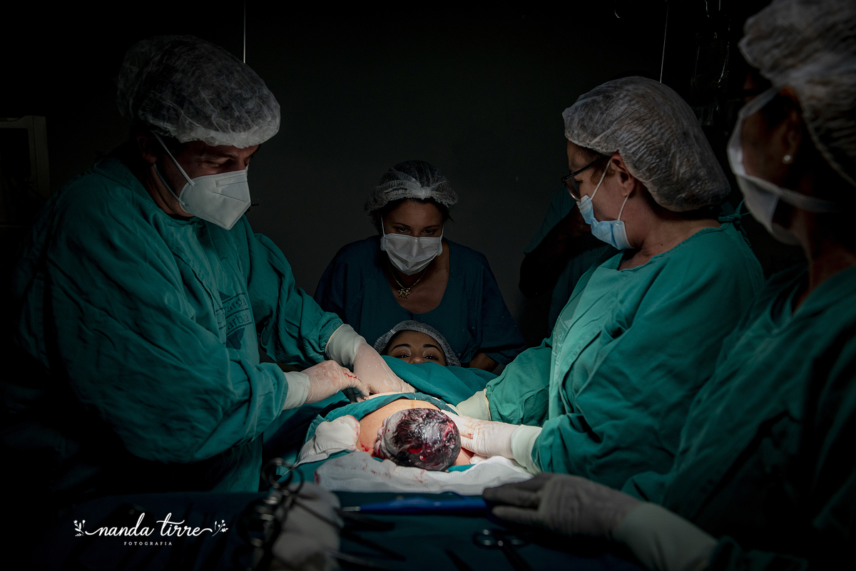 newborn-recem-nascido-bebê-fotografia-fotógrafo-foto-book-ensaio-fotográfico-estúdio-maternidade-perinatal-hctco-mãe-pai-grávida-gravidez-gestante-gestação-rio-de-janeiro-teresopolis-rj-parto-natural-vaginal-RJ-normal-cesárea-nascimento-amamentação-doula