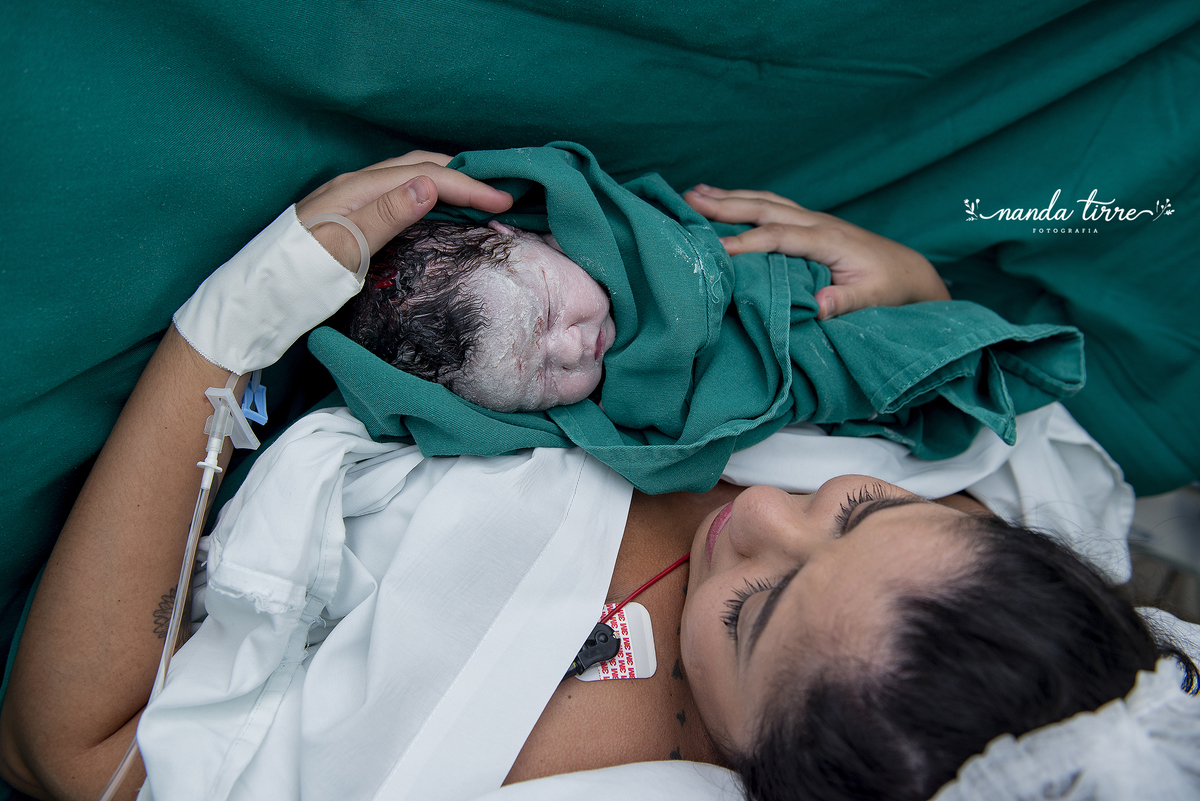 newborn-recem-nascido-bebê-fotografia-fotógrafo-foto-book-ensaio-fotográfico-estúdio-maternidade-perinatal-hctco-mãe-pai-grávida-gravidez-gestante-gestação-rio-de-janeiro-teresopolis-rj-parto-natural-vaginal-RJ-normal-cesárea-nascimento-amamentação-doula