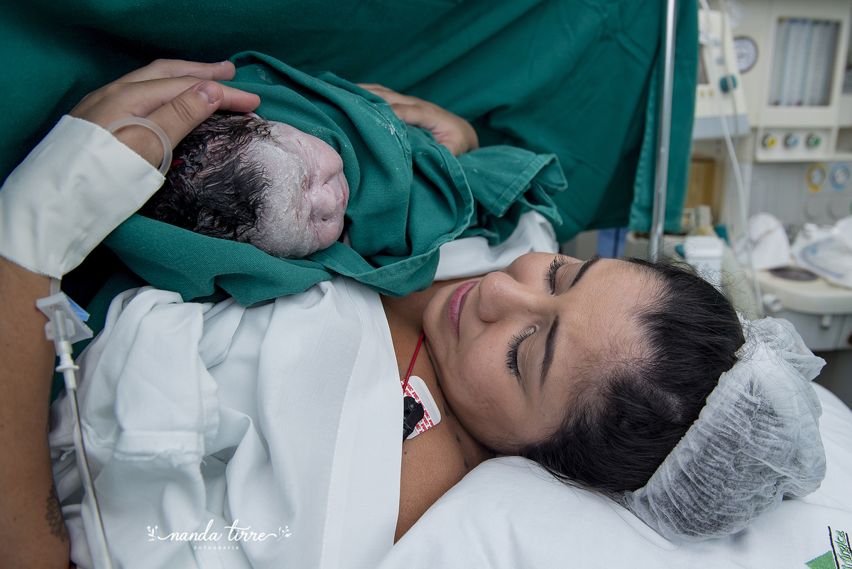 newborn-recem-nascido-bebê-fotografia-fotógrafo-foto-book-ensaio-fotográfico-estúdio-maternidade-perinatal-hctco-mãe-pai-grávida-gravidez-gestante-gestação-rio-de-janeiro-teresopolis-rj-parto-natural-vaginal-RJ-normal-cesárea-nascimento-amamentação-doula