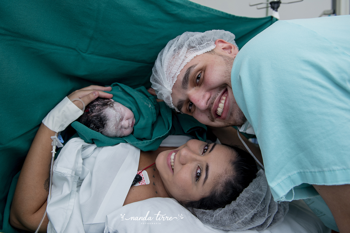newborn-recem-nascido-bebê-fotografia-fotógrafo-foto-book-ensaio-fotográfico-estúdio-maternidade-perinatal-hctco-mãe-pai-grávida-gravidez-gestante-gestação-rio-de-janeiro-teresopolis-rj-parto-natural-vaginal-RJ-normal-cesárea-nascimento-amamentação-doula