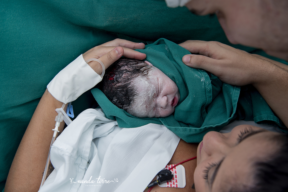 newborn-recem-nascido-bebê-fotografia-fotógrafo-foto-book-ensaio-fotográfico-estúdio-maternidade-perinatal-hctco-mãe-pai-grávida-gravidez-gestante-gestação-rio-de-janeiro-teresopolis-rj-parto-natural-vaginal-RJ-normal-cesárea-nascimento-amamentação-doula