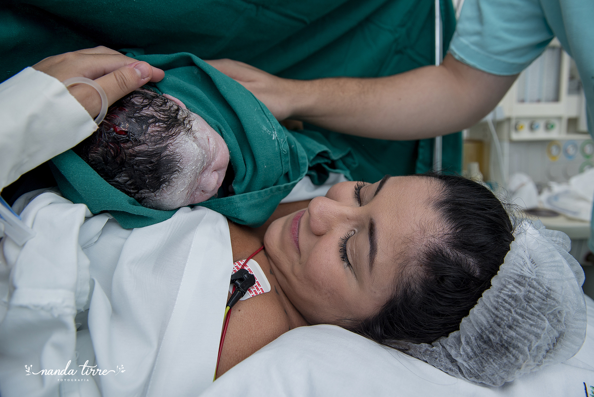 newborn-recem-nascido-bebê-fotografia-fotógrafo-foto-book-ensaio-fotográfico-estúdio-maternidade-perinatal-hctco-mãe-pai-grávida-gravidez-gestante-gestação-rio-de-janeiro-teresopolis-rj-parto-natural-vaginal-RJ-normal-cesárea-nascimento-amamentação-doula