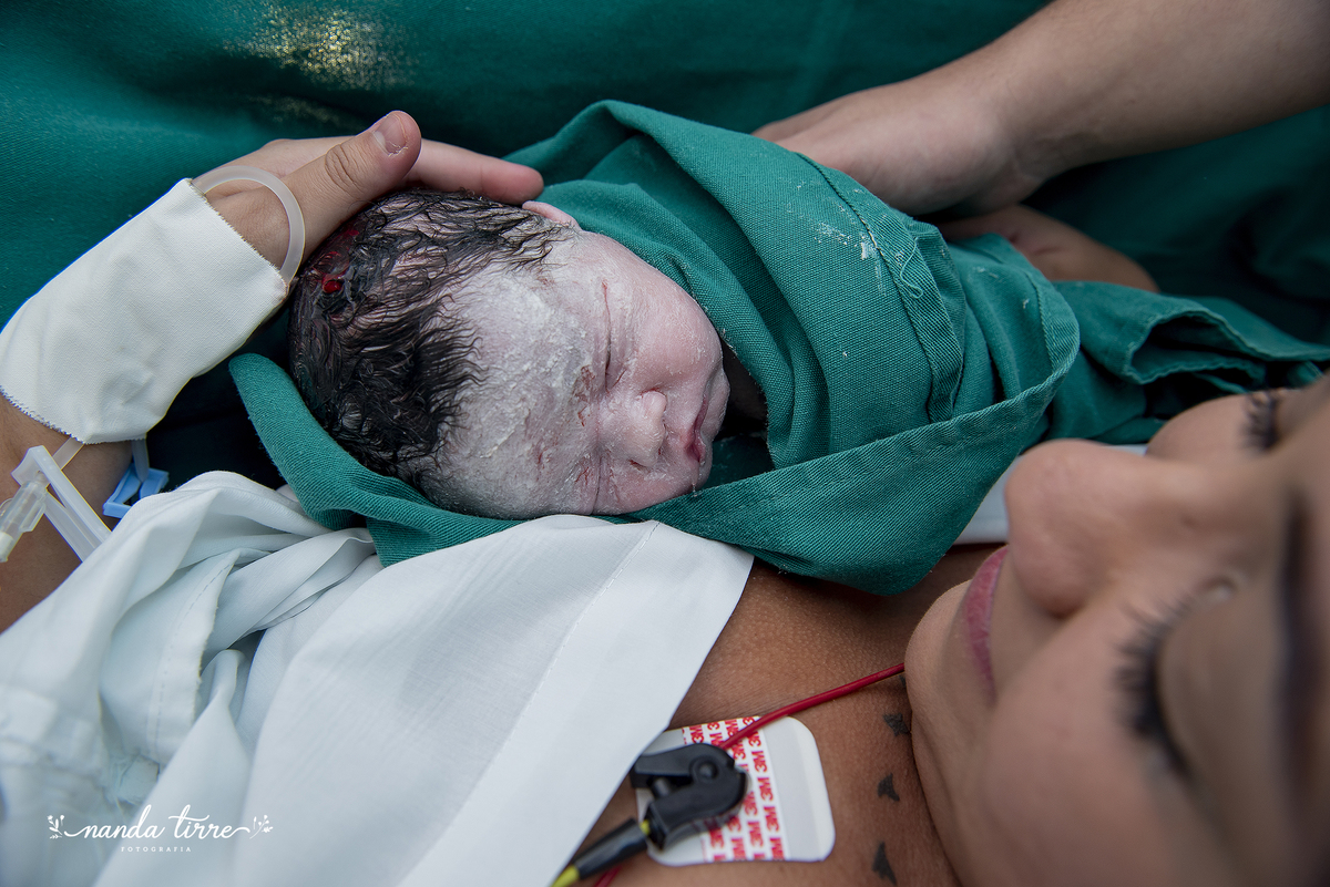 newborn-recem-nascido-bebê-fotografia-fotógrafo-foto-book-ensaio-fotográfico-estúdio-maternidade-perinatal-hctco-mãe-pai-grávida-gravidez-gestante-gestação-rio-de-janeiro-teresopolis-rj-parto-natural-vaginal-RJ-normal-cesárea-nascimento-amamentação-doula