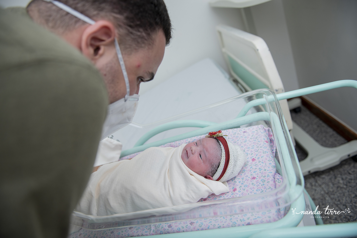 newborn-recem-nascido-bebê-fotografia-fotógrafo-foto-book-ensaio-fotográfico-estúdio-maternidade-perinatal-hctco-mãe-pai-grávida-gravidez-gestante-gestação-rio-de-janeiro-teresopolis-rj-parto-natural-vaginal-RJ-normal-cesárea-nascimento-amamentação-doula