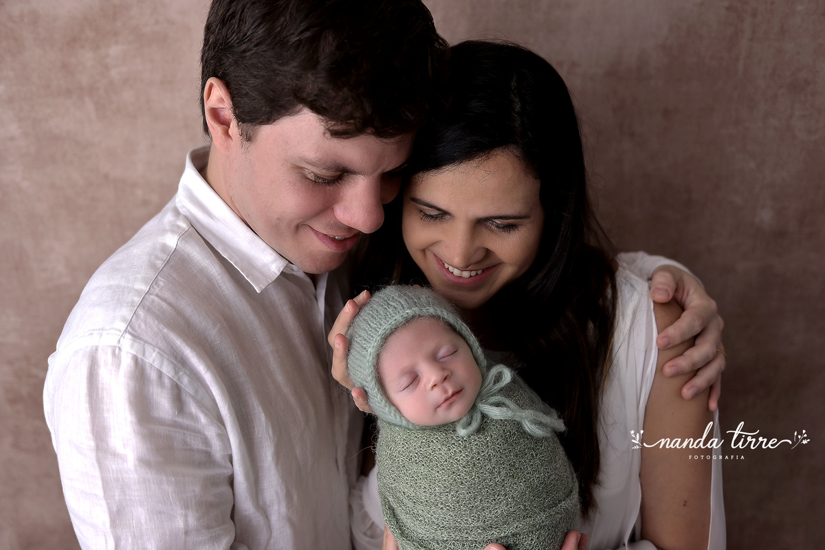 ensaio-newborn-recém-nascido-book-bebê-fotografia-foto-fotografo-teresopolis-rio de janeiro-rj-petropolis-maternidade-perinatal-hctco-nascimento-parto-itaipava-mãe-pai-nanda-tirre-friburgo-estúdio-sessão-fotográfica-fotográfico-estudio de newborn