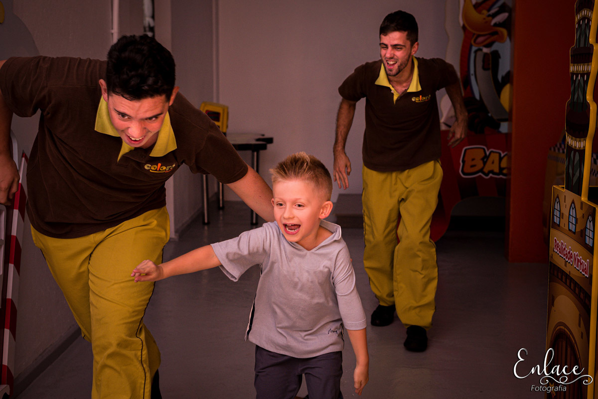 Aniversário infantil , menina, colorá casa de festas, lajeado, tema frozen , decoração, família