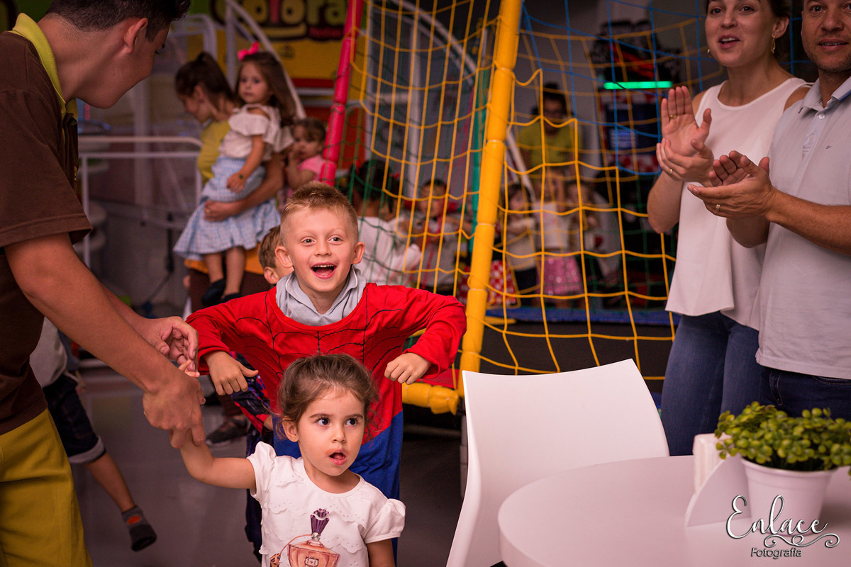 Aniversário infantil , menina, colorá casa de festas, lajeado, tema frozen , decoração, família