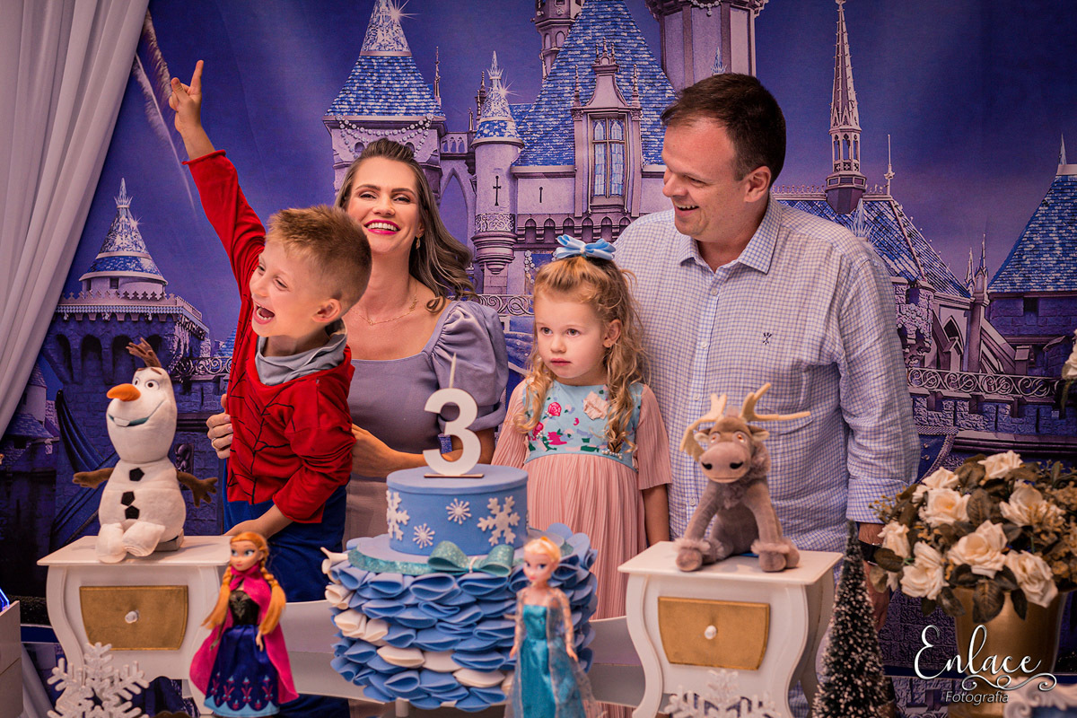 Aniversário infantil , menina, colorá casa de festas, lajeado, tema frozen , decoração, família