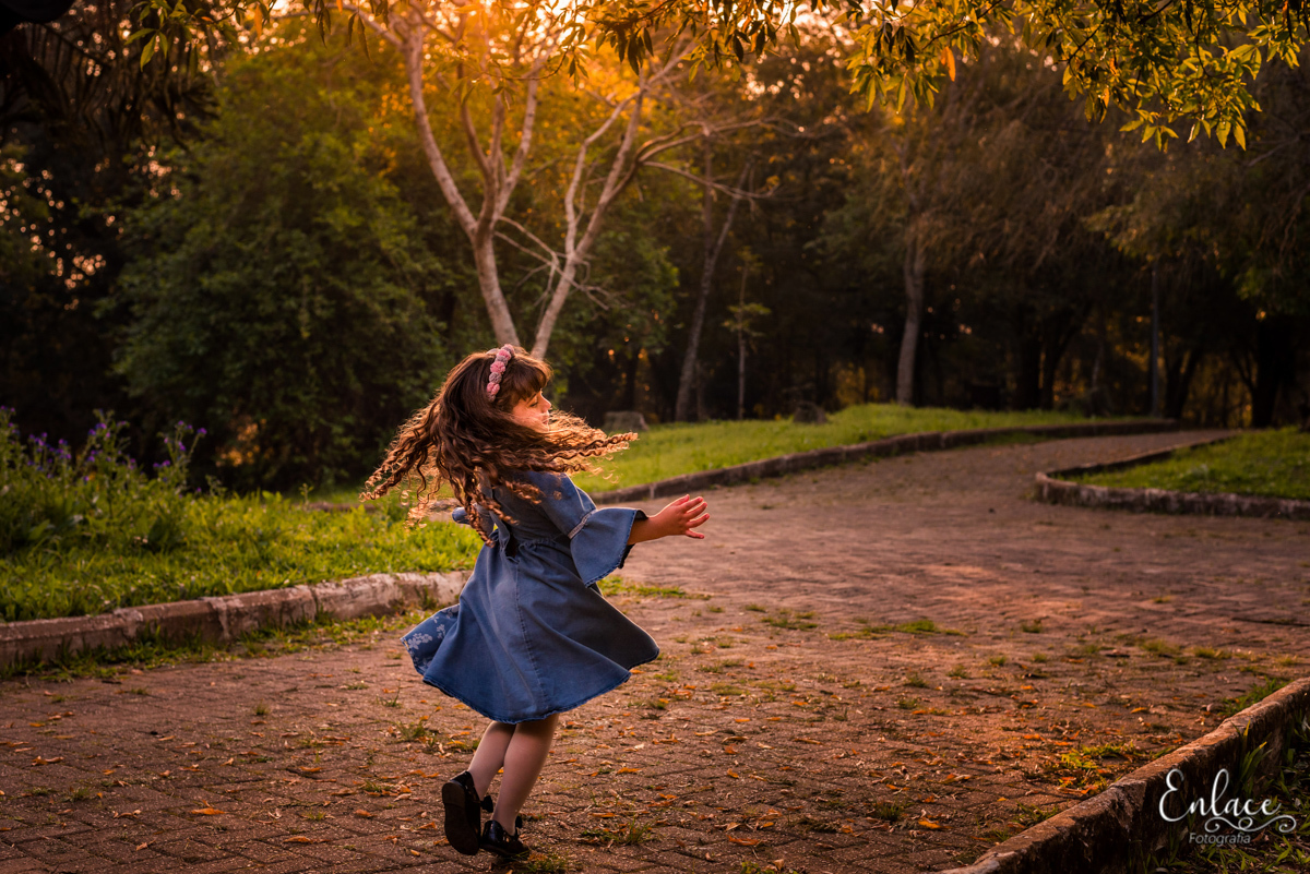 ensaio-de-família-julia-menina-criança-lindos-parque-professor-theobaldo-dick-lajeado-rs-fotografia-enlace-vinicius-scherer-fotografialajeado