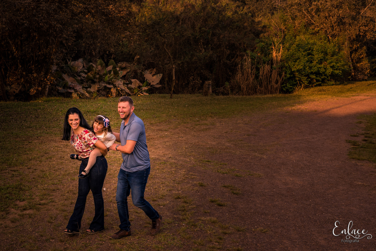 ensaio-de-família-julia-menina-criança-lindos-parque-professor-theobaldo-dick-lajeado-rs-fotografia-enlace-vinicius-scherer-fotografialajeado