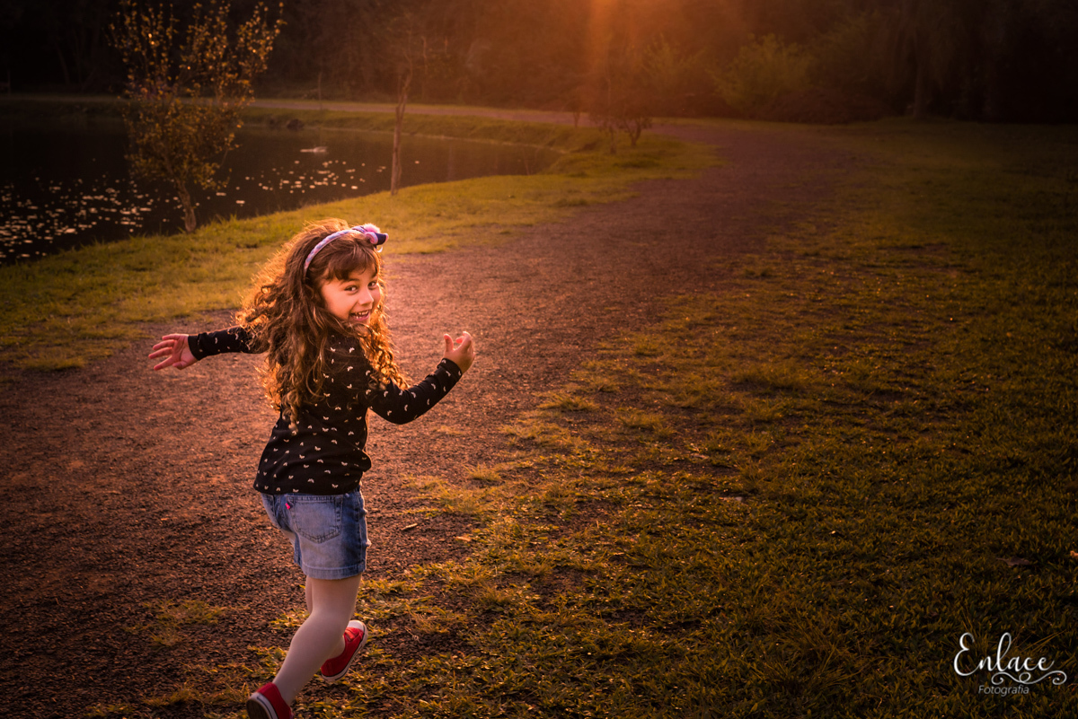 ensaio-de-família-julia-menina-criança-lindos-parque-professor-theobaldo-dick-lajeado-rs-fotografia-enlace-vinicius-scherer-fotografialajeado