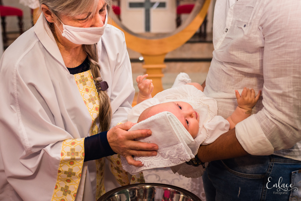 enxaguando água do batismo menina lajeado RS família pandemia fotografo vinicius scherer enlace