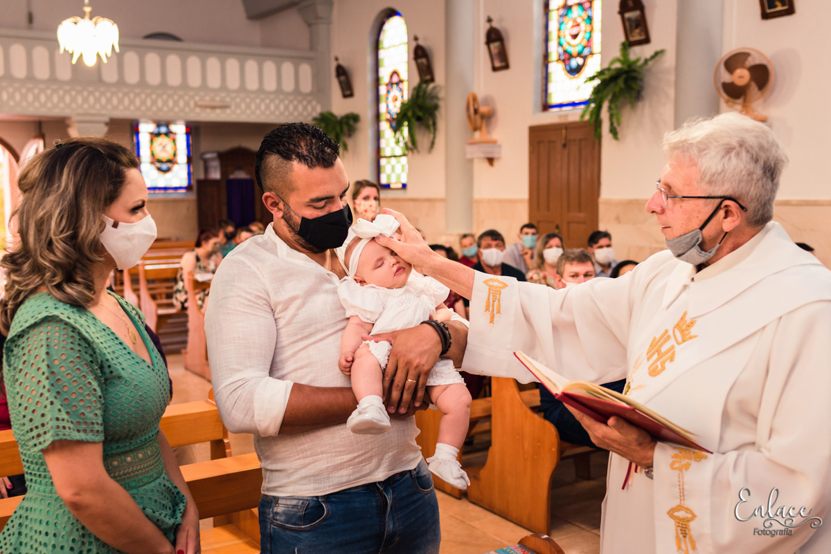 batizado bênção do padre menina lajeado RS família pandemia fotografo vinicius scherer enlace