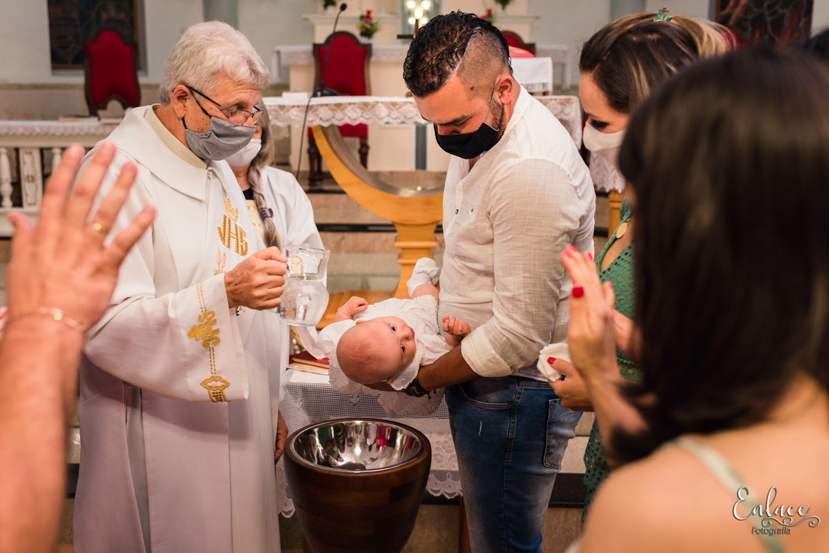 batizado momento do batismo menina lajeado RS família pandemia fotografo vinicius scherer enlace