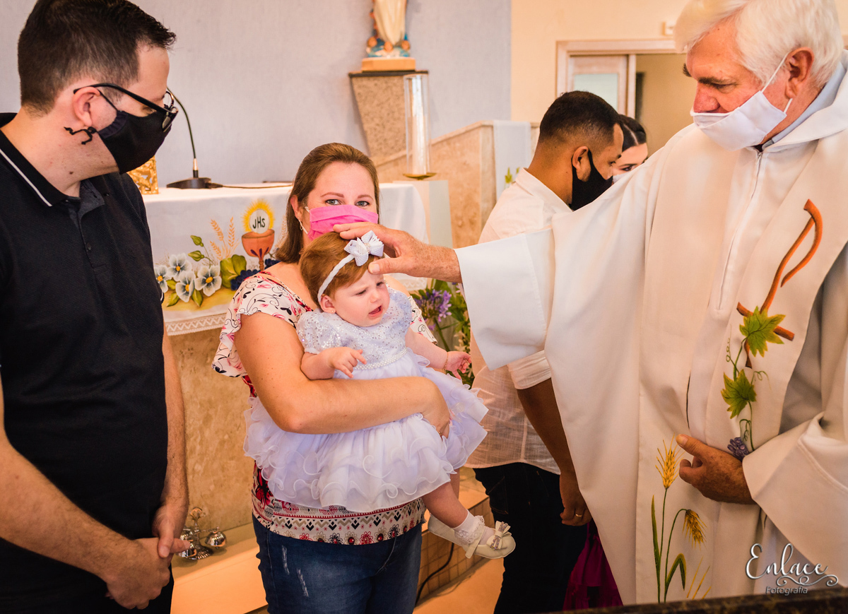batizado-lajeado-rio-grande-do-sul-menina-batismo-família-pandemia-2020-distanciamento-social-brasil-rs-fotografo-enlace-vinicius-scherer 