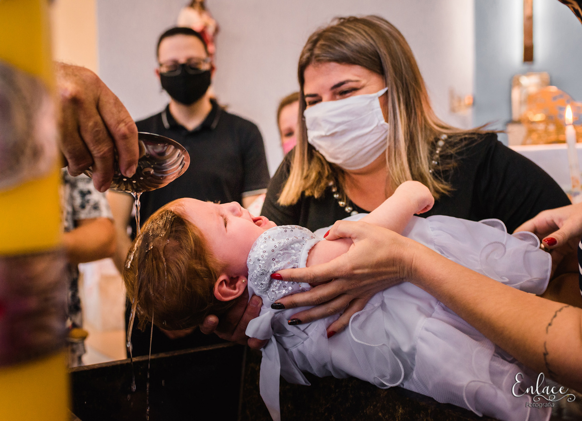batizado-lajeado-rio-grande-do-sul-menina-batismo-família-pandemia-2020-distanciamento-social-brasil-rs-fotografo-enlace-vinicius-scherer 