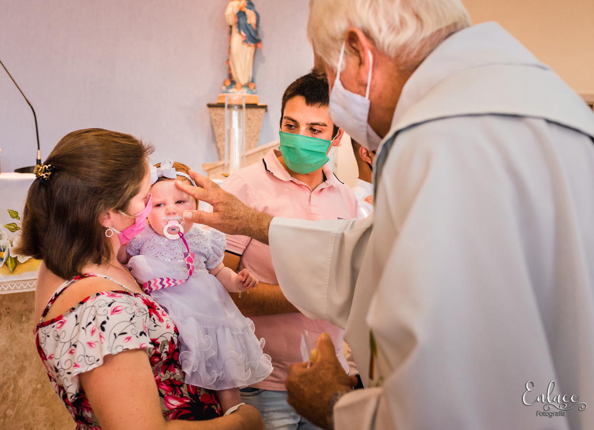 batizado-lajeado-rio-grande-do-sul-menina-batismo-família-pandemia-2020-distanciamento-social-brasil-rs-fotografo-enlace-vinicius-scherer 