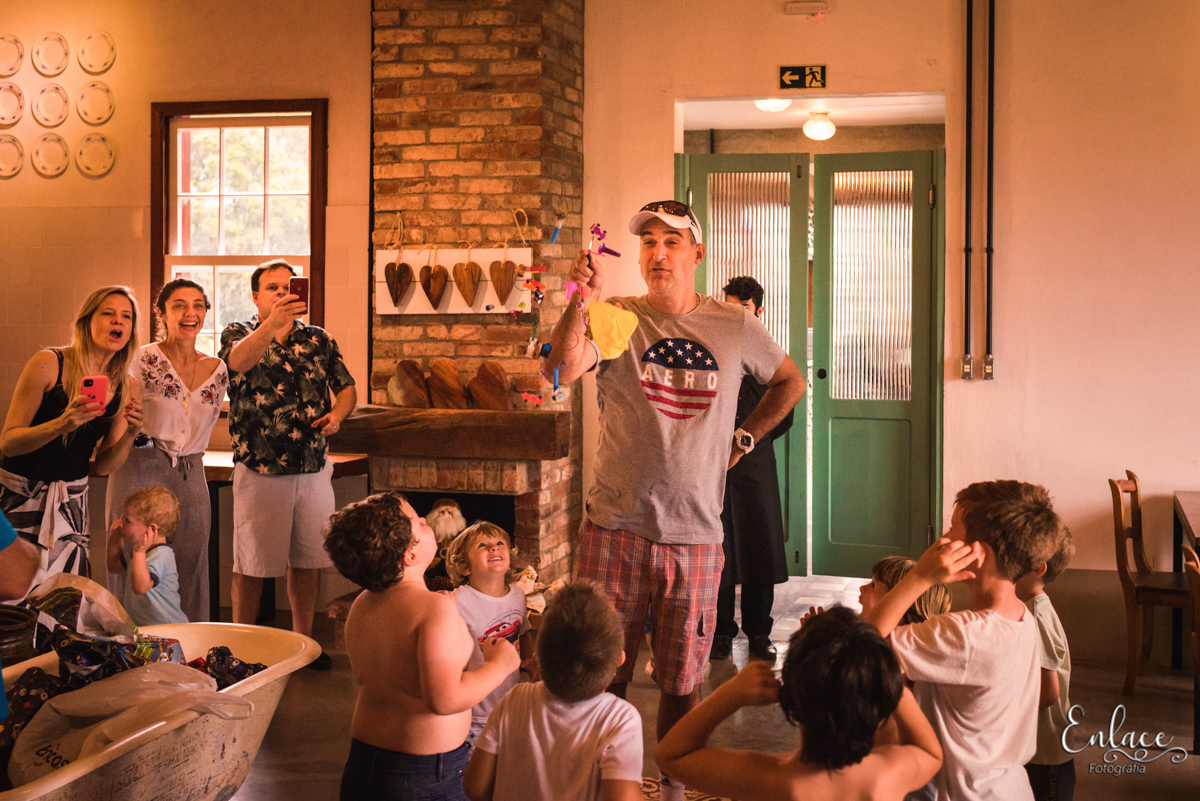 Aniversário infantil Menino  Família Tema minions momentos Antigo Armazem Bistro Colinas Lajeado RS Momentos brincadeiras sitio estourando balão surpresa