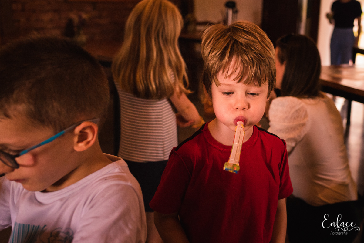 Aniversário infantil Menino  Família Tema minions momentos Antigo Armazem Bistro Colinas Lajeado RS Momentos brincadeiras sitio estourando balão surpresa