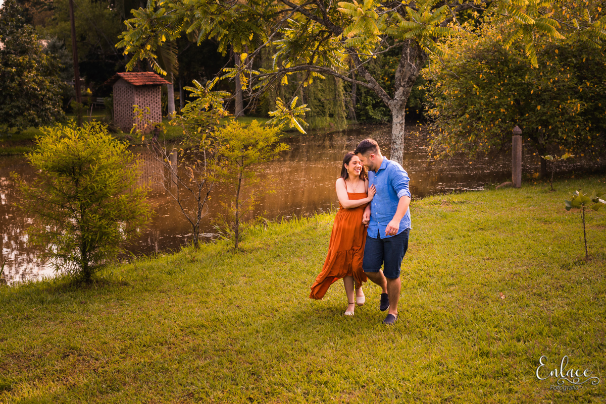casal caminhando juntos ensaio de gestante menina, Camila e Mateus, jardim botânico lajeado RS, enlace fotografia, Vinicius Scherer