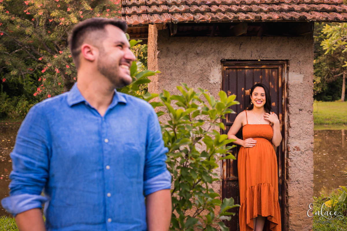 marido no primeiro plano ensaio de gestante menina, Camila e Mateus, jardim botânico lajeado RS, enlace fotografia, Vinicius Scherer