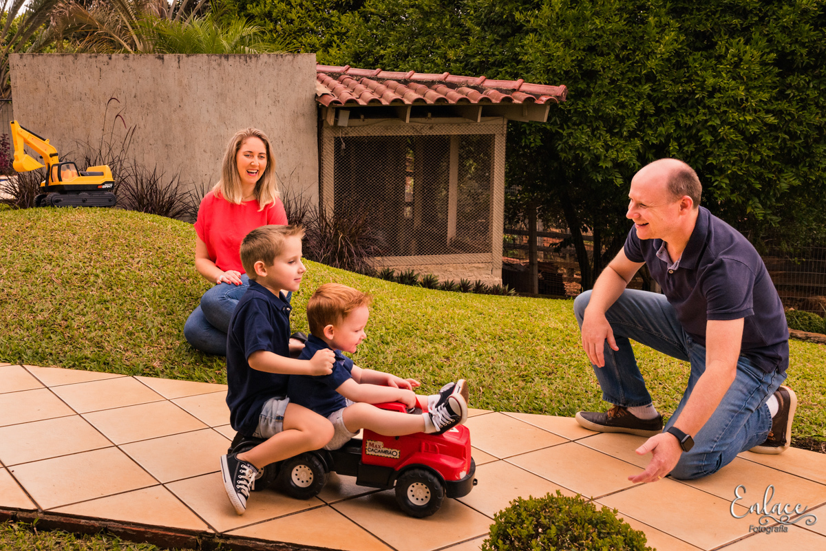 ensaio de família, 2 meninos, sítio, casa dos avós, em lajeado