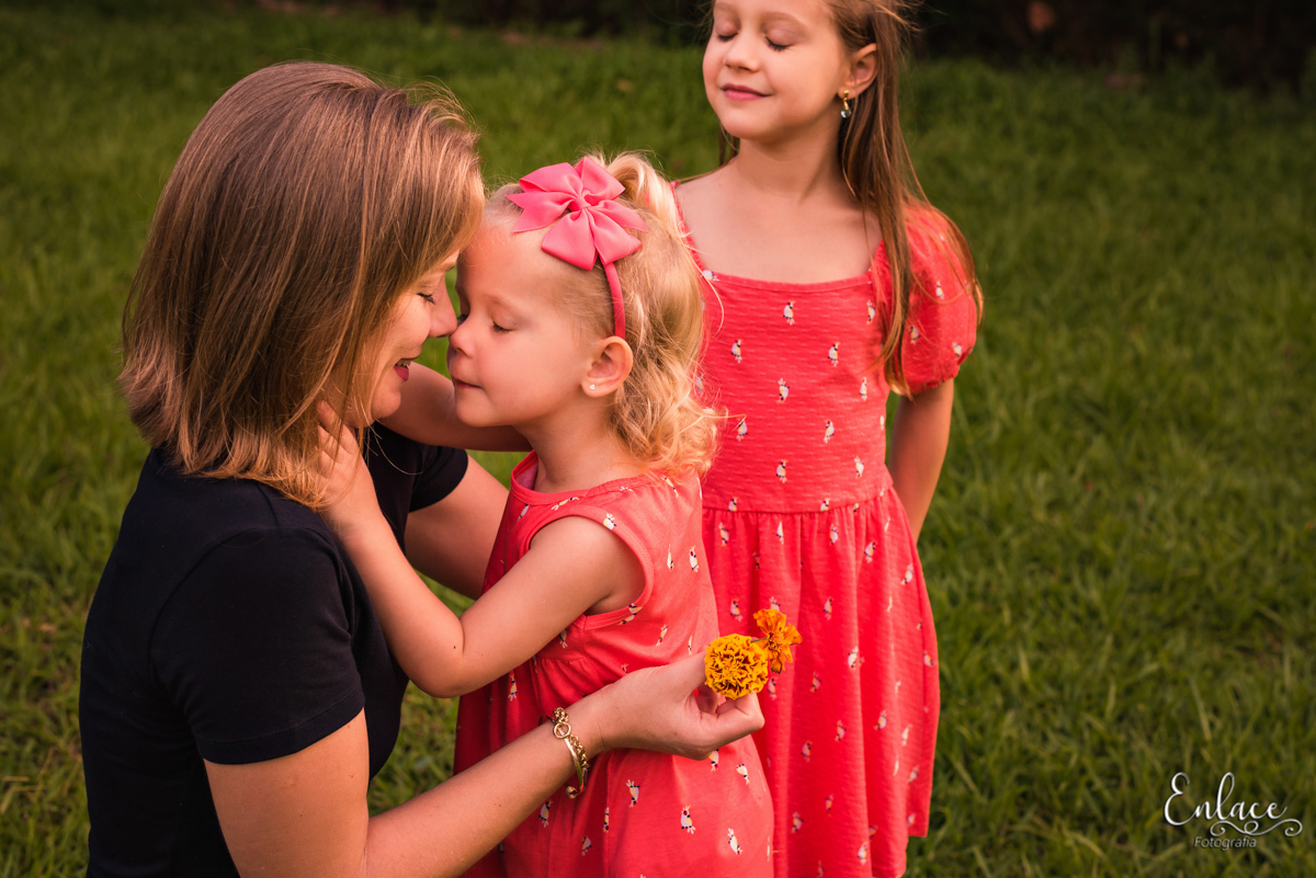 ensaio de família, duas meninas, Arroio do meio, estrela, de lajeado RS, enlace fotografia, Vinicius Scherer momento com a mãe, narizinho 