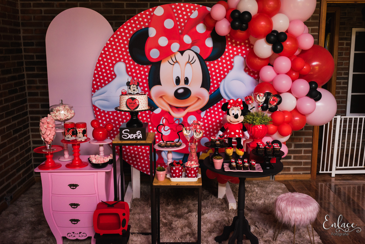 aniversário menina, 2 aninhos, decoração tema Minnie mouse, sitio, feito em casa, família, pandemia 