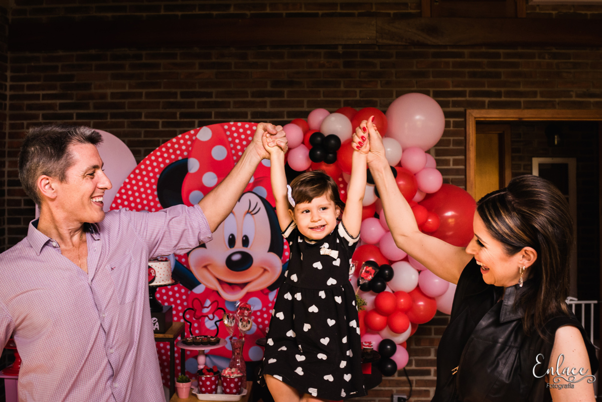 aniversário menina, 2 aninhos, decoração tema Minnie mouse, sitio, feito em casa, família, pandemia 