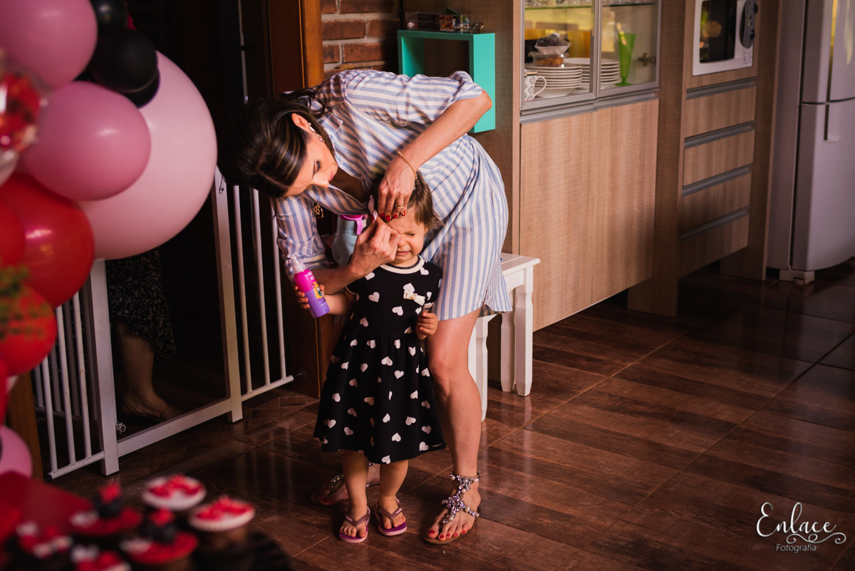 aniversário menina, 2 aninhos, decoração tema Minnie mouse, sitio, feito em casa, família, pandemia 