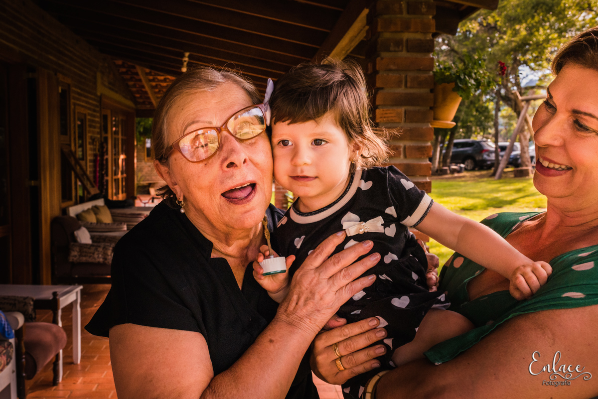 aniversário menina, 2 aninhos, decoração tema Minnie mouse, sitio, feito em casa, família, pandemia 