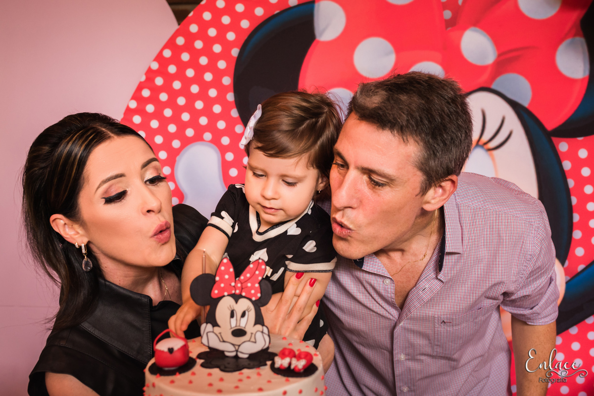 aniversário menina, 2 aninhos, decoração tema Minnie mouse, sitio, feito em casa, família, pandemia 