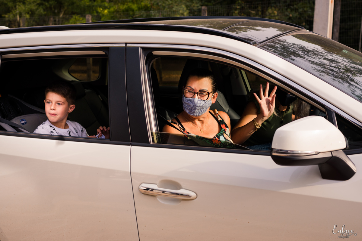 aniversário-infantil-drive-thru-pandemia-intimista-isolamento-social-menina-colorido-decoração-7-anos-lajeado-fotógrafo-família-vinicius-scherer-enlace-fotografia
