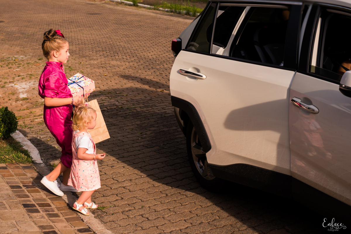 aniversário-infantil-drive-thru-pandemia-intimista-isolamento-social-menina-colorido-decoração-7-anos-lajeado-fotógrafo-família-vinicius-scherer-enlace-fotografia