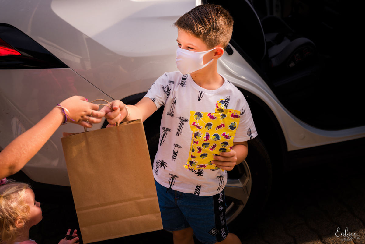 aniversário-infantil-drive-thru-pandemia-intimista-isolamento-social-menina-colorido-decoração-7-anos-lajeado-fotógrafo-família-vinicius-scherer-enlace-fotografia