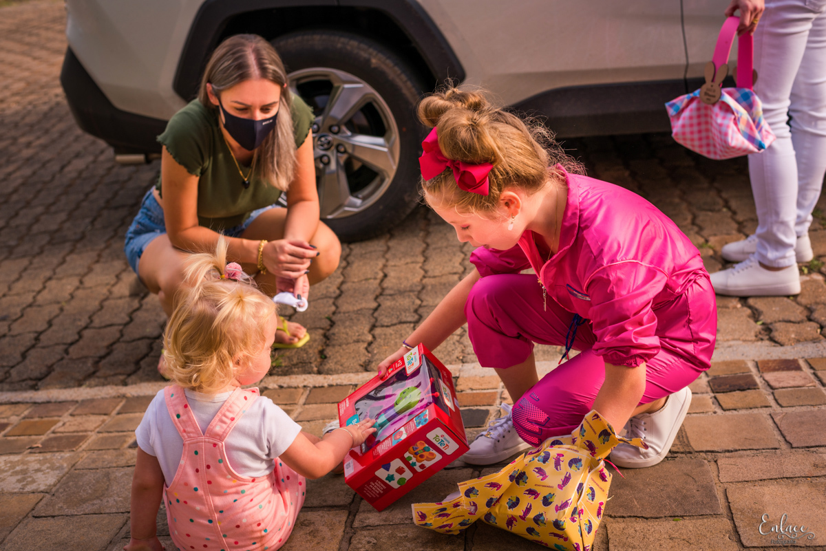 aniversário-infantil-drive-thru-pandemia-intimista-isolamento-social-menina-colorido-decoração-7-anos-lajeado-fotógrafo-família-vinicius-scherer-enlace-fotografia