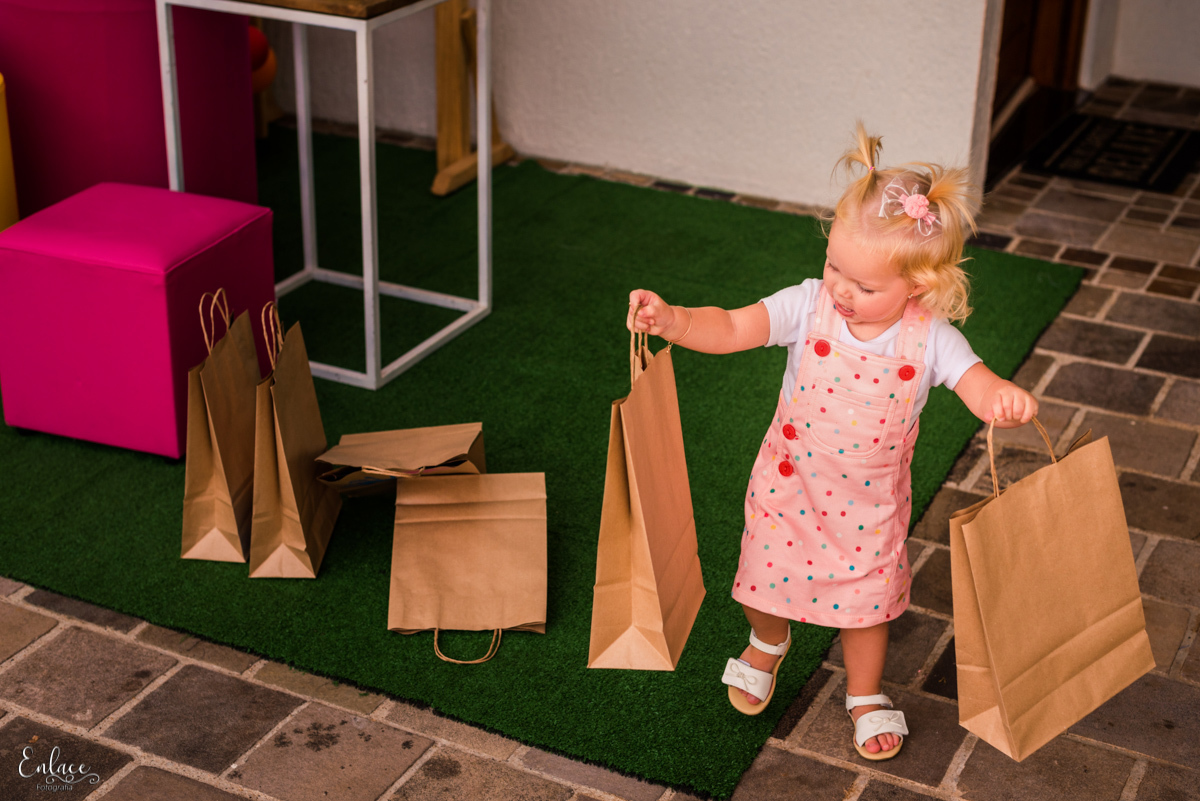 aniversário-infantil-drive-thru-pandemia-intimista-isolamento-social-menina-colorido-decoração-7-anos-lajeado-fotógrafo-família-vinicius-scherer-enlace-fotografia