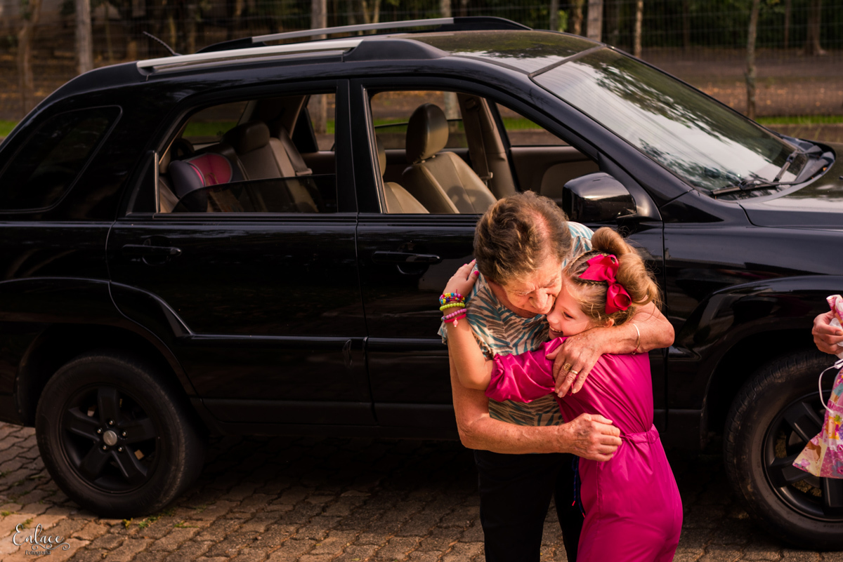 aniversário-infantil-drive-thru-pandemia-intimista-isolamento-social-menina-colorido-decoração-7-anos-lajeado-fotógrafo-família-vinicius-scherer-enlace-fotografia