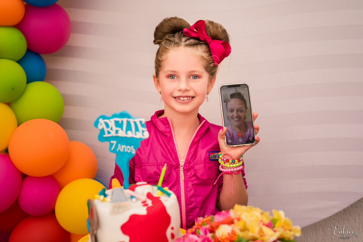 aniversário-infantil-drive-thru-pandemia-intimista-isolamento-social-menina-colorido-decoração-7-anos-lajeado-fotógrafo-família-vinicius-scherer-enlace-fotografia