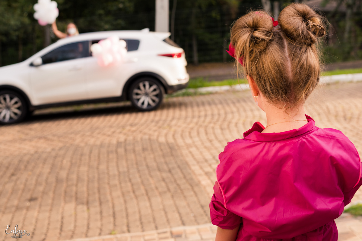 aniversário-infantil-drive-thru-pandemia-intimista-isolamento-social-menina-colorido-decoração-7-anos-lajeado-fotógrafo-família-vinicius-scherer-enlace-fotografia