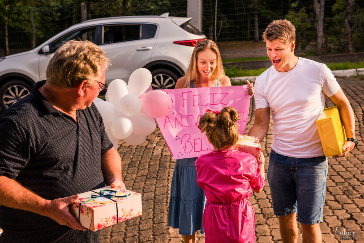 aniversário-infantil-drive-thru-pandemia-intimista-isolamento-social-menina-colorido-decoração-7-anos-lajeado-fotógrafo-família-vinicius-scherer-enlace-fotografia