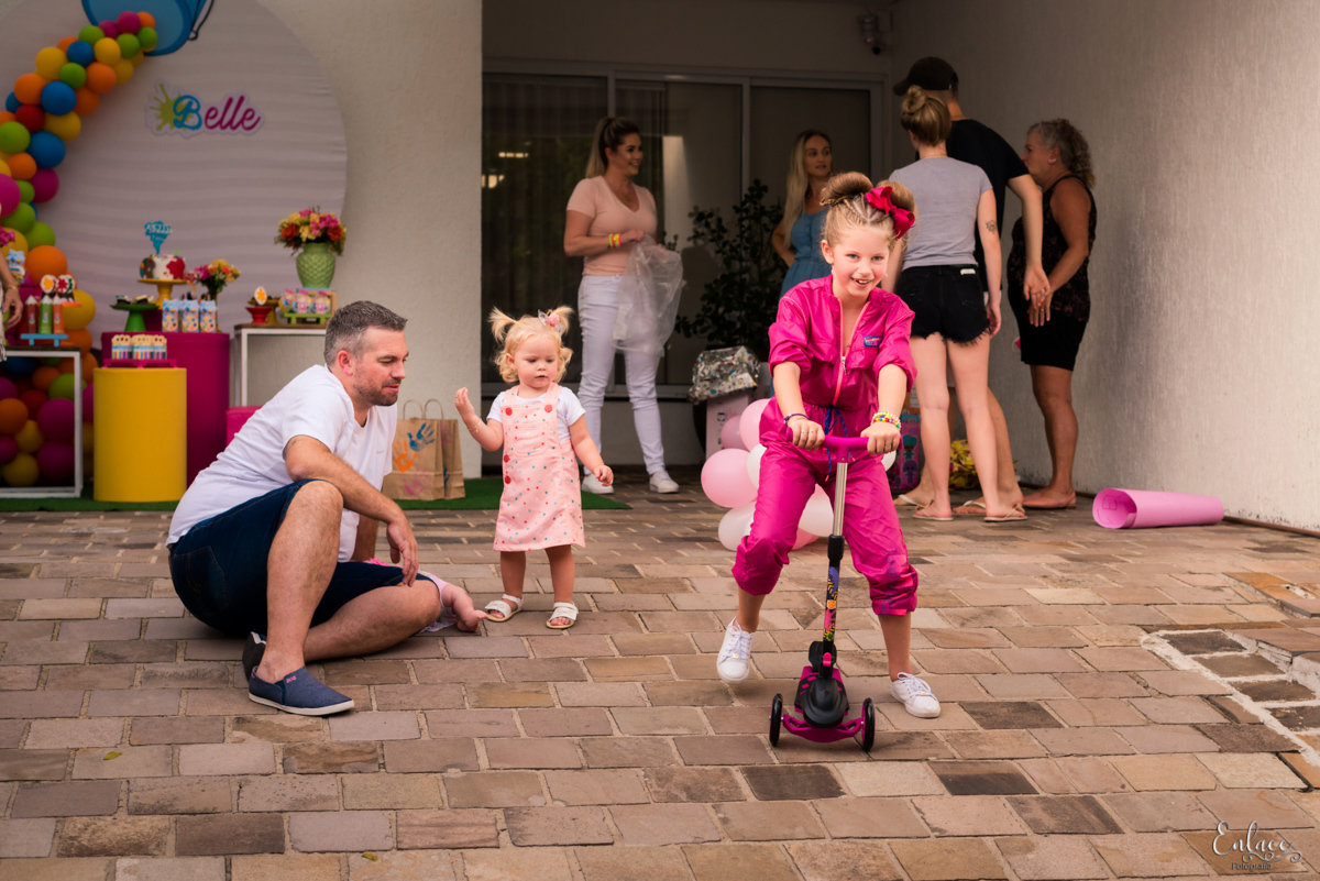 aniversário-infantil-drive-thru-pandemia-intimista-isolamento-social-menina-colorido-decoração-7-anos-lajeado-fotógrafo-família-vinicius-scherer-enlace-fotografia