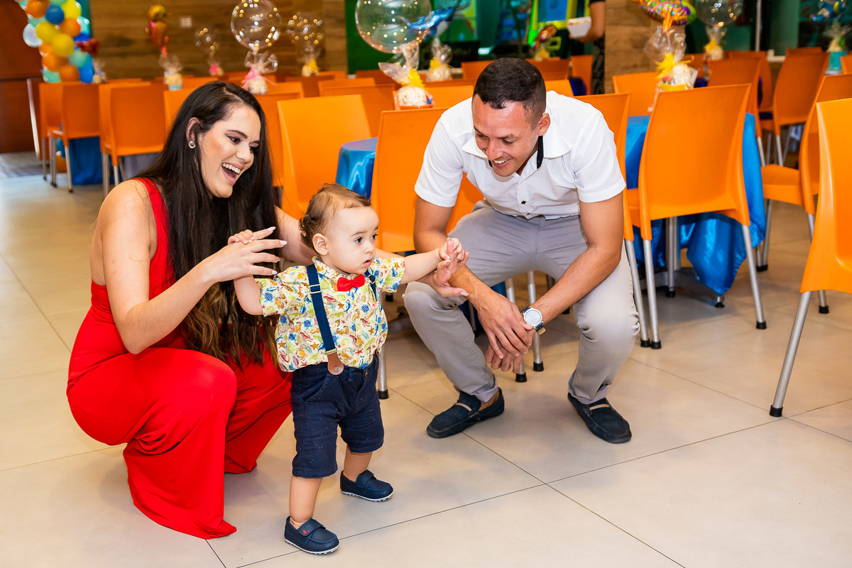 Fotografia espontânea da família em aniversário de 1 ano, registrando momentos de alegria e acolhimento