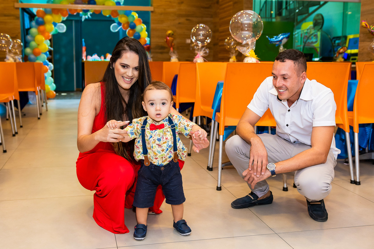 Fotografia espontânea da família em aniversário de 1 ano, registrando momentos de alegria e acolhimento